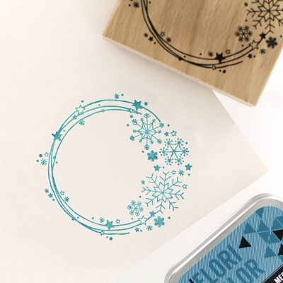 Preview: Florilèges Design Holzstempel Schneeflockenkreis Couronne de neige 9.5cm PRE-ORDER Lieferbar ab 06.11.2025 Preview: Florilèges Design Holzstempel Schneeflockenkreis Couronne de neige 9.5cm PRE-ORDER Lieferbar ab 06.11.2025